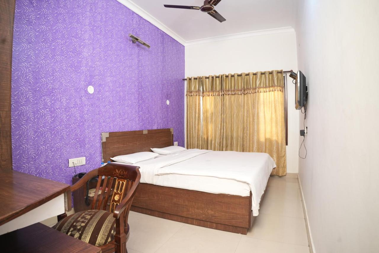 Hotel Holiday Comfort Амритсар Экстерьер фото
