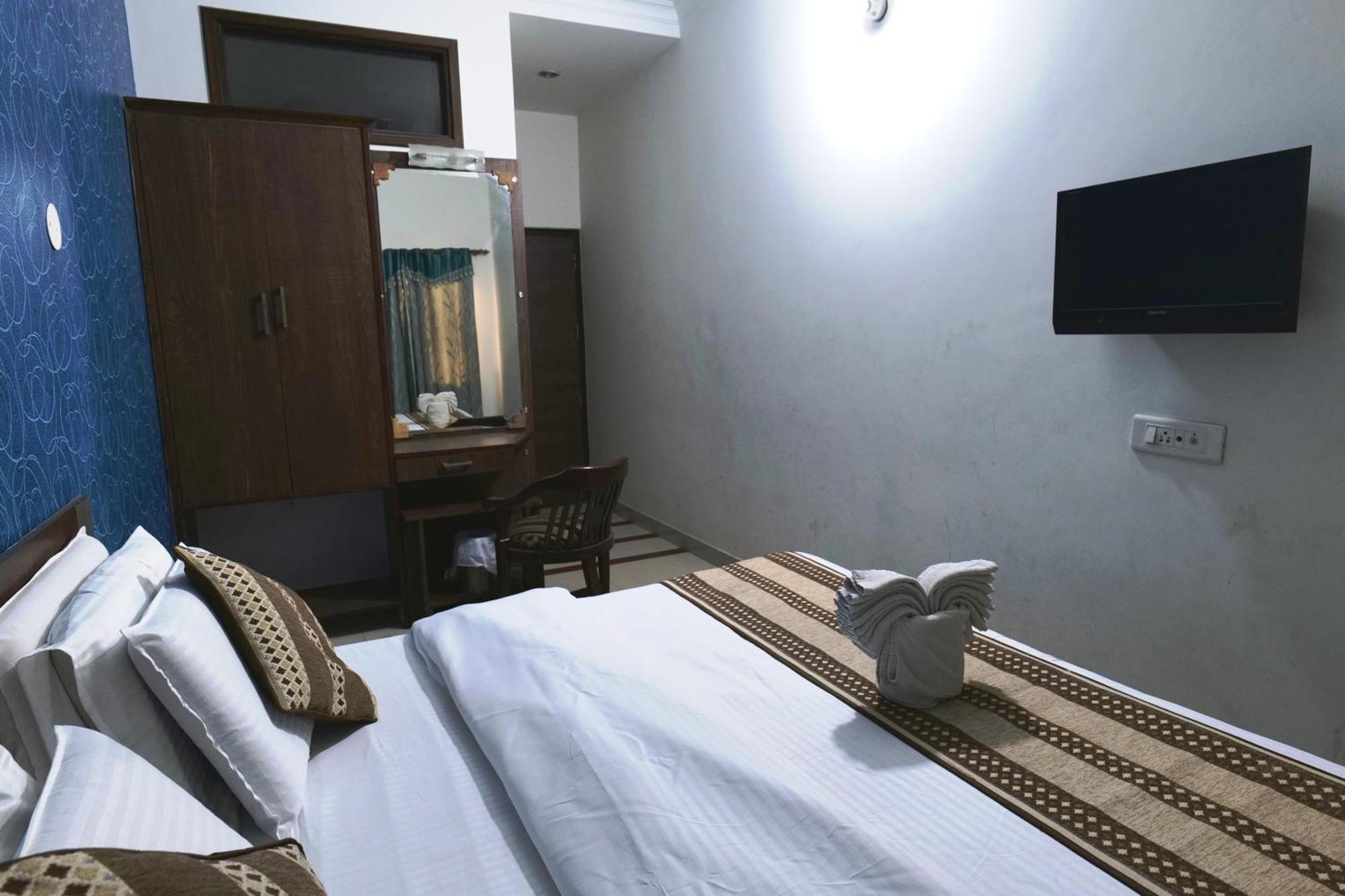 Hotel Holiday Comfort Амритсар Экстерьер фото