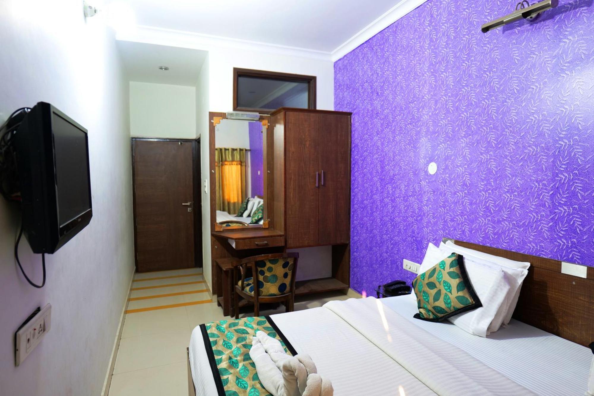 Hotel Holiday Comfort Амритсар Экстерьер фото