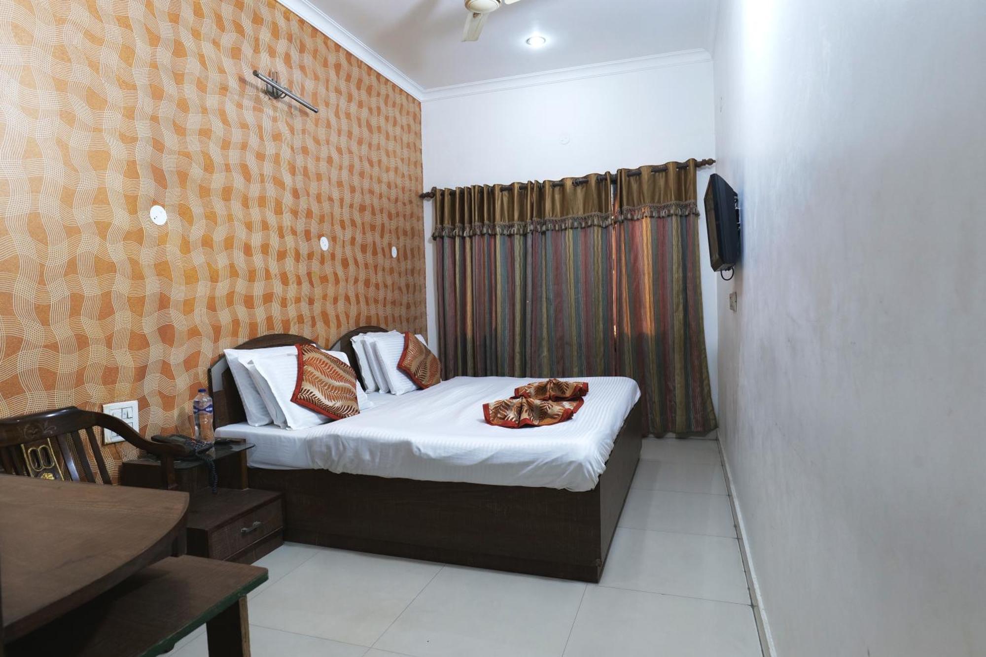 Hotel Holiday Comfort Амритсар Экстерьер фото