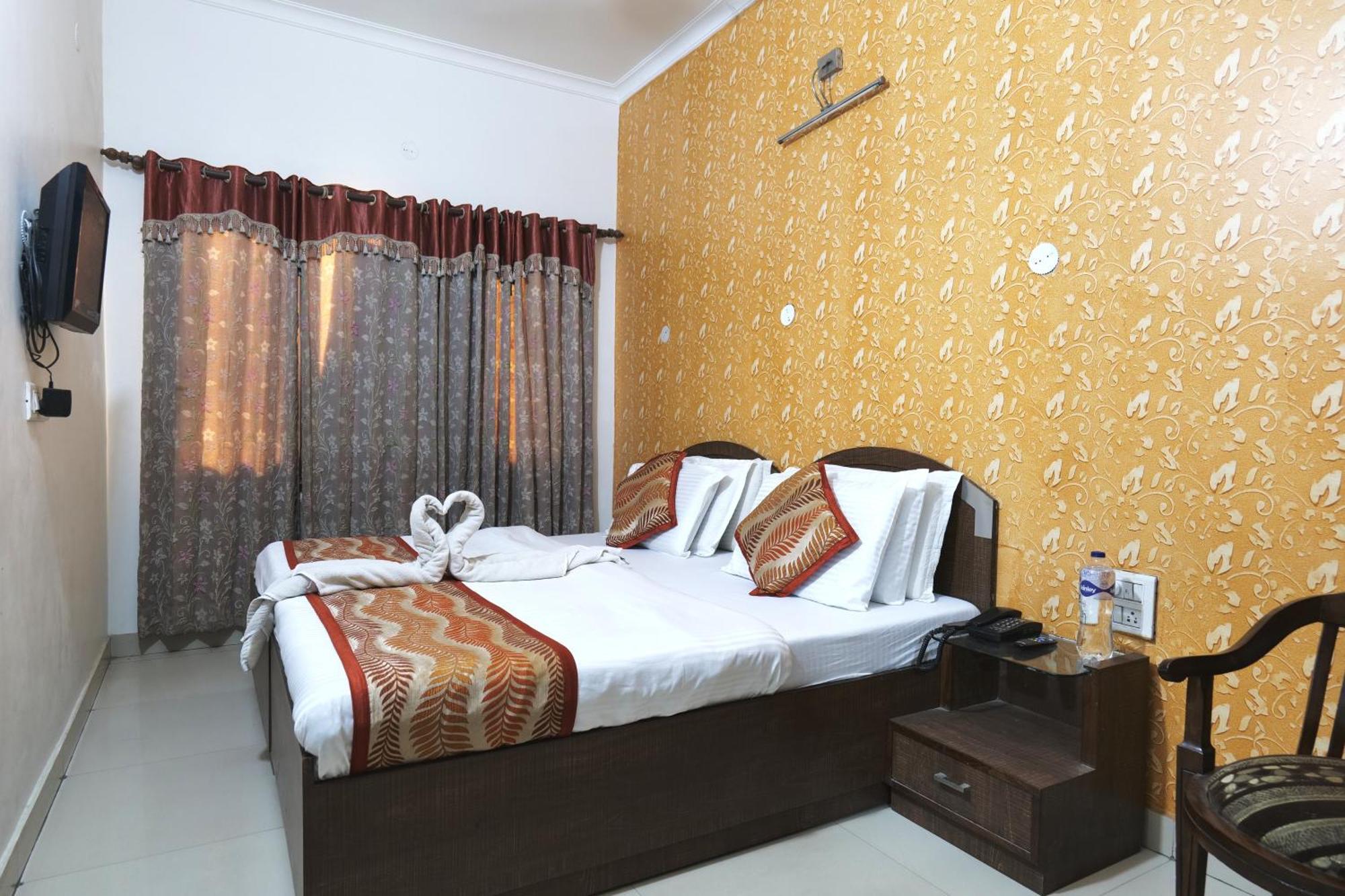 Hotel Holiday Comfort Амритсар Экстерьер фото