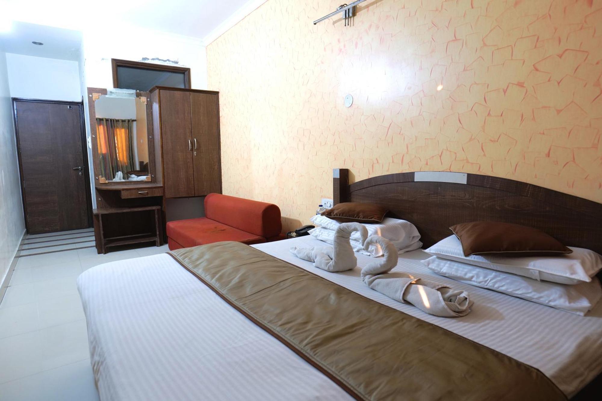 Hotel Holiday Comfort Амритсар Экстерьер фото