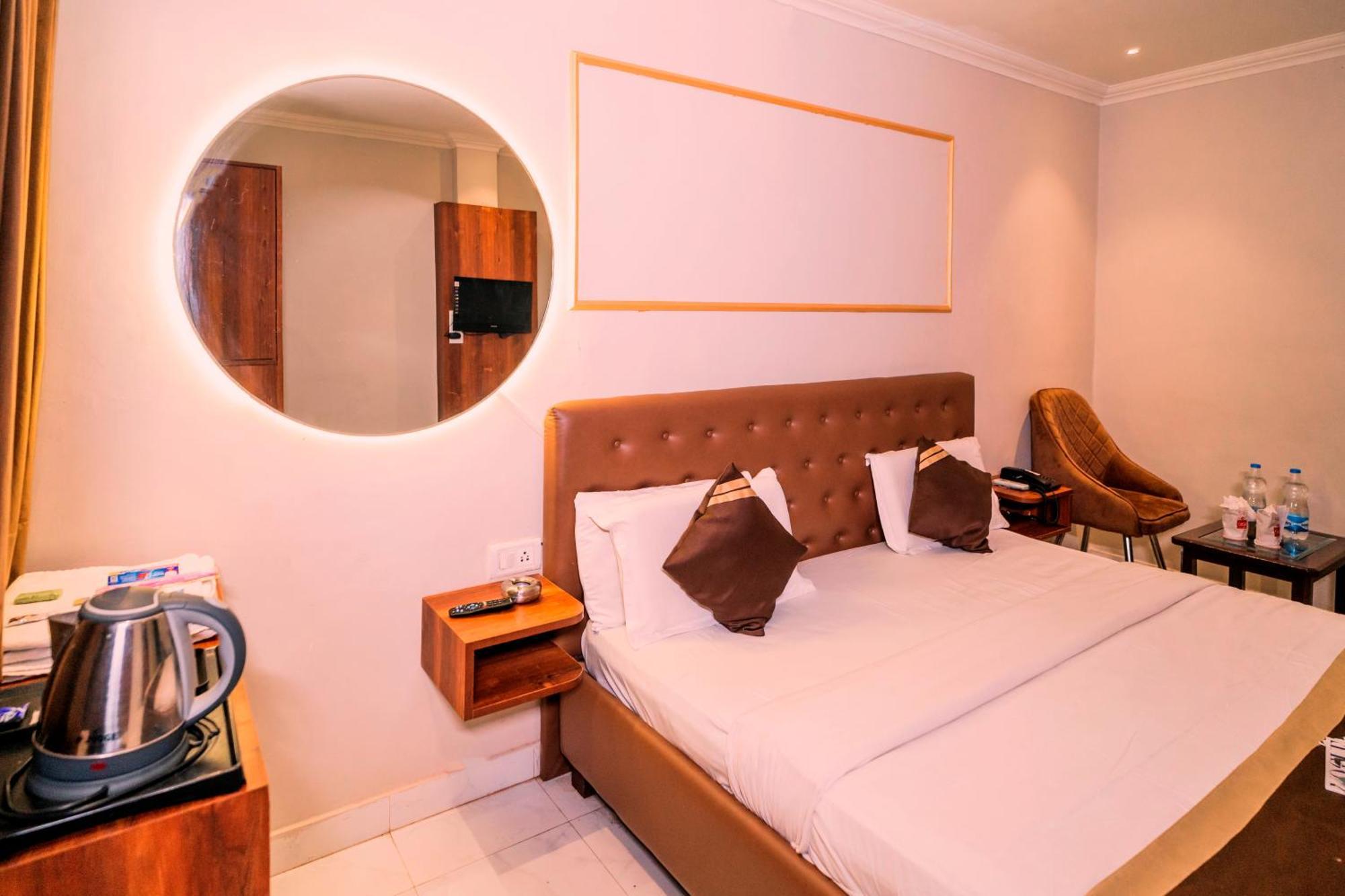 Hotel Holiday Comfort Амритсар Экстерьер фото